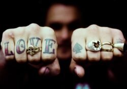 découvrez l'univers fascinant des tatouages avec notre guide complet. explorez les tendances, les techniques, et les soins pour sublimer votre art corporel. que vous soyez un passionné ou un novice, plongez dans l'histoire et les styles qui font des tatouages une forme d'expression unique.