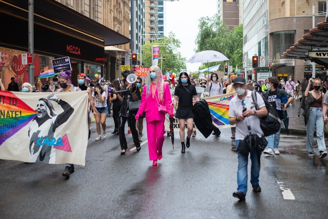 découvrez une collection inspirante de tatouages lgbtq+ qui célèbrent l'identité, l'amour et la diversité. explorez des idées uniques et significatives pour exprimer votre fierté et votre soutien à la communauté lgbtq+ à travers l'art corporel.
