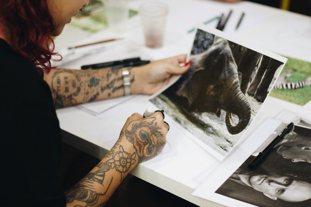 découvrez l'art des tatouages sans aiguille, une méthode innovante et sans douleur pour exprimer votre créativité. explorez les designs uniques et les avantages de cette technique révolutionnaire qui allie esthétisme et confort.