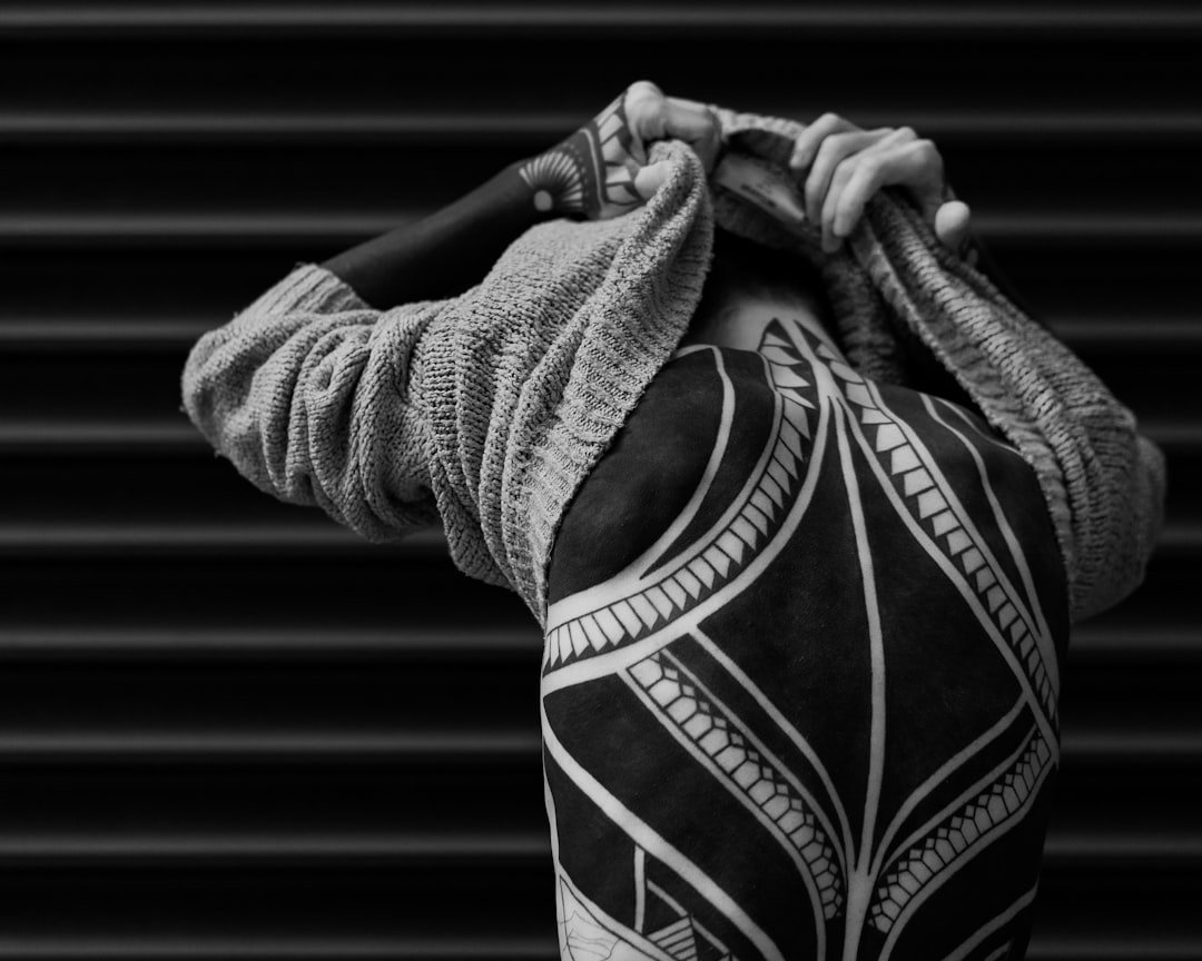 découvrez l'univers du tatouage : styles, techniques, inspiration et conseils pour choisir le design parfait qui vous correspond. plongez dans cet art corporel et laissez parler votre créativité.