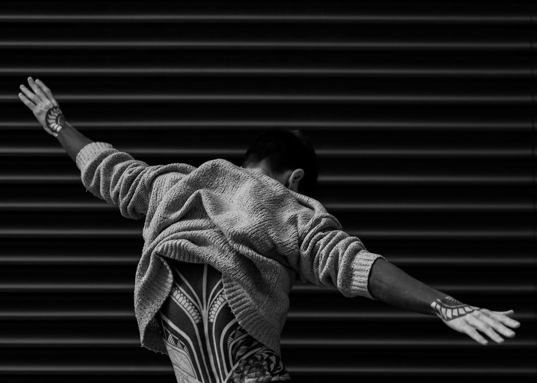 découvrez l'art du tattoo : tendances, styles, soins et conseils pour réussir votre première encre. plongez dans l'univers fascinant des tatouages et trouvez l'inspiration pour votre prochaine œuvre sur peau.