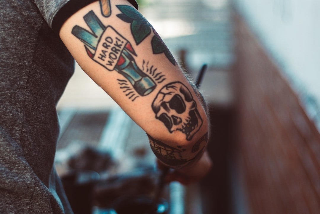 découvrez l'art du tatouage : des designs uniques, des styles variés et des artistes talentueux pour exprimer votre personnalité à travers l'encre. explorez notre guide pour tout savoir sur les tatouages, des idées inspirantes aux conseils pour un tatouage réussi.