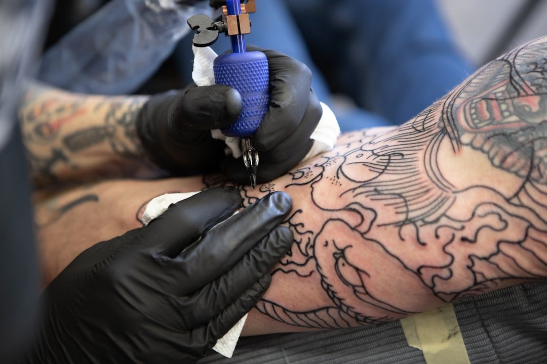 découvrez les contre-indications du tatouage pour garantir votre sécurité et le succès de votre encre. informez-vous sur les conditions de santé, allergies et autres facteurs à considérer avant de faire un tatouage.