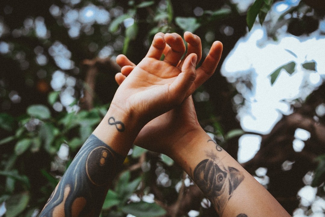 découvrez les contre-indications des tatouages pour garantir votre sécurité et éviter les complications. informez-vous sur les conditions médicales, allergies et autres facteurs à considérer avant de passer sous l'aiguille.