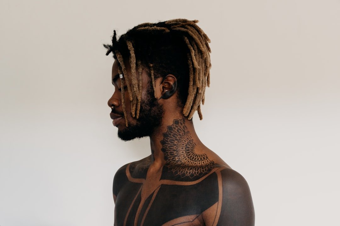 découvrez des techniques efficaces de gestion de la douleur pour rendre votre expérience de tatouage plus confortable. apprenez des conseils pratiques sur la préparation, les produits apaisants et les stratégies pour minimiser la douleur pendant votre séance de tatouage.