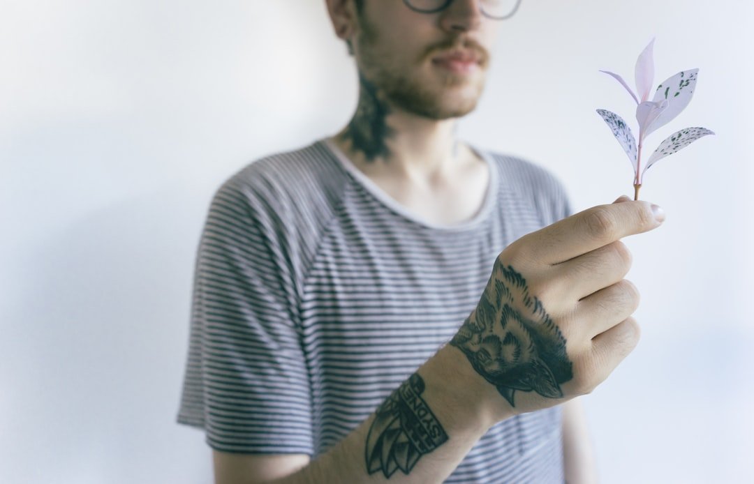 découvrez les différents styles de tatouages qui font vibrer le monde de l'art corporel. des motifs traditionnels aux designs modernes, explorez les tendances, inspirations et techniques pour choisir le tatouage qui vous correspond le mieux.