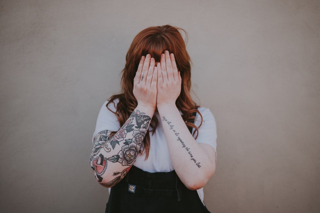 découvrez les différents styles de tatouages, des thèmes traditionnels aux designs modernes, en passant par le réalisme, le néo-traditionnel et l'aquarelle. trouvez l'inspiration pour votre prochain tattoo et explorez l'art de la peau avec notre guide complet.
