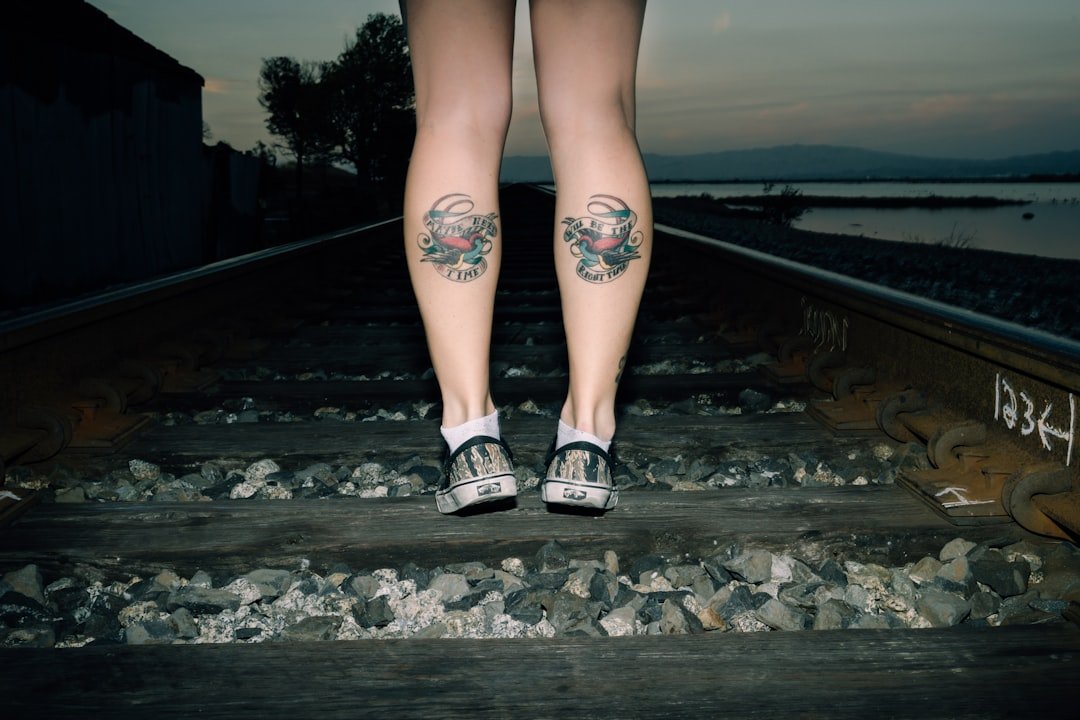 découvrez les différents styles de tatouages, des designs traditionnels aux motifs modernes, en passant par les tatouages géométriques et aquarelle. trouvez l'inspiration pour votre prochain tatouage et apprenez tout sur les techniques et tendances actuelles dans le monde du body art.