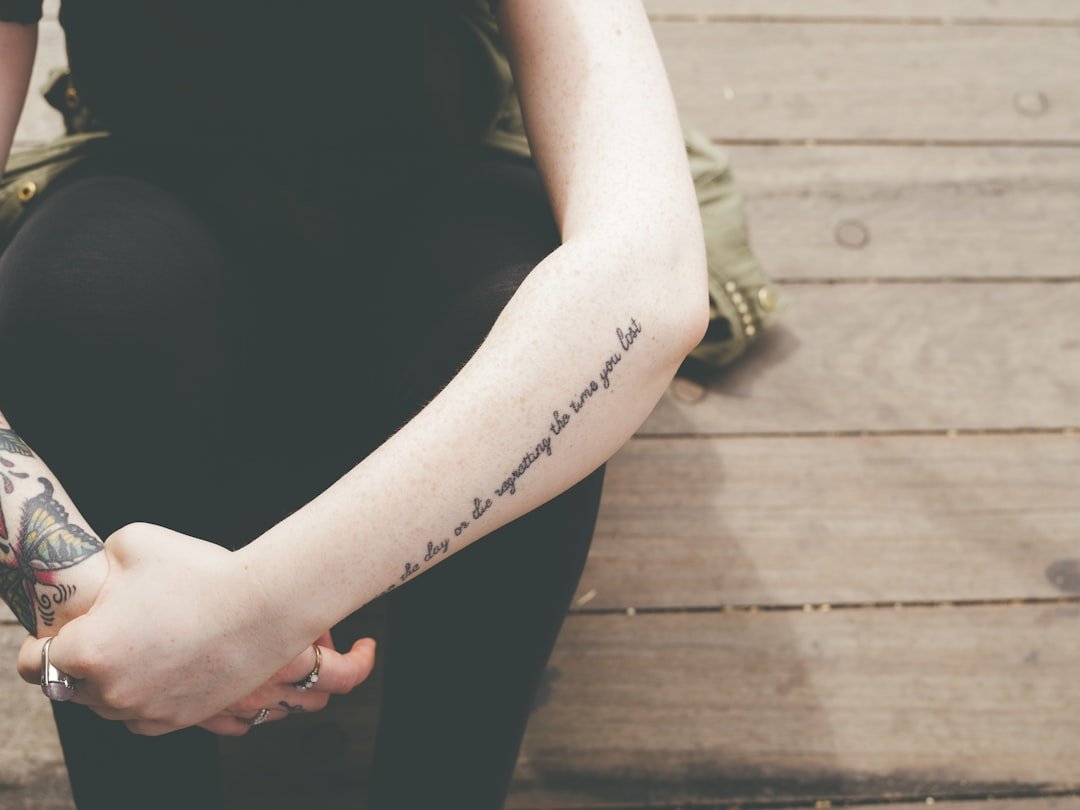 découvrez notre guide complet sur le vocabulaire du tatouage. apprenez les termes essentiels pour mieux comprendre l'univers du tattoo, que vous soyez un passionné, un futur tatoué ou un artiste. explorez les mots clés qui vous aideront à naviguer dans cet art unique et à communiquer vos idées avec précision.