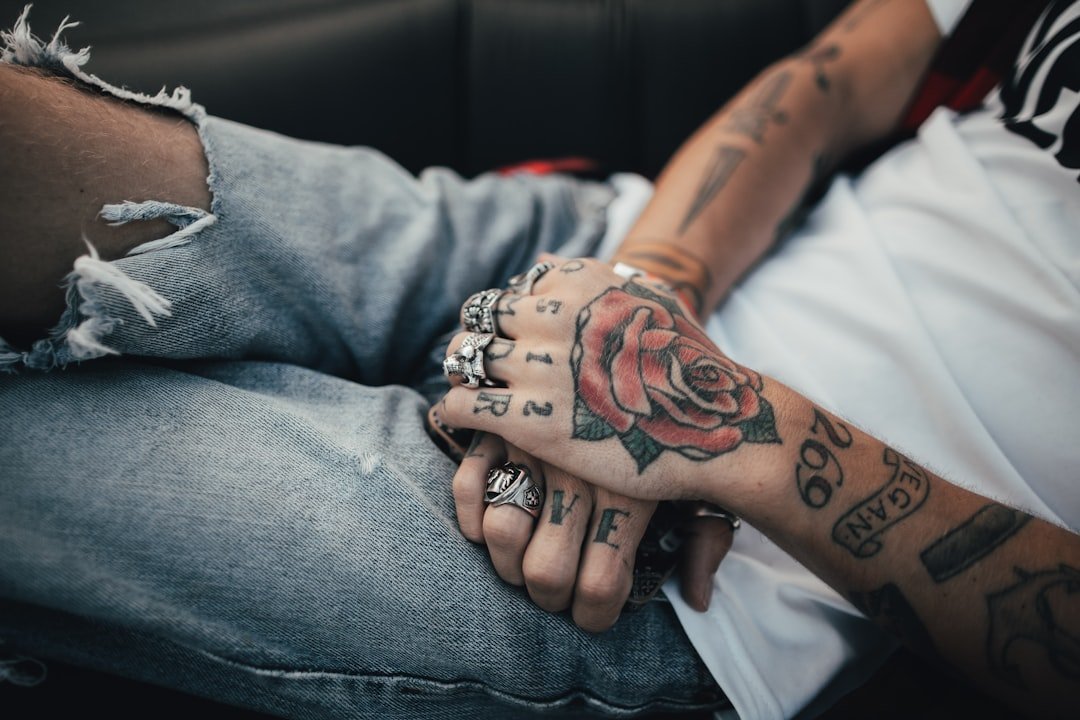 découvrez l'art du tatouage avec nos techniques innovantes et notre expertise. nous vous accompagnons dans la création de votre design unique pour une expérience inoubliable.