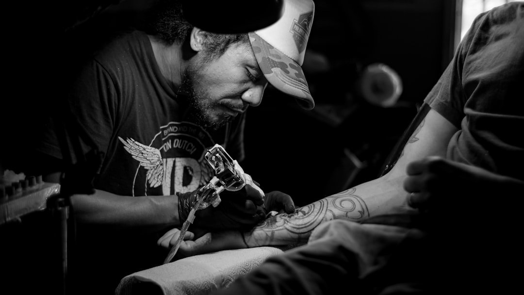 découvrez l'univers fascinant des tatouages : styles variés, significations profondes et conseils pour choisir le motif parfait. plongez dans l'art corporel et exprimez votre personnalité à travers des créations uniques.