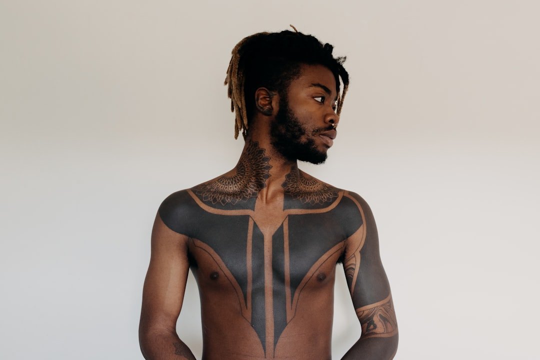 découvrez l'univers fascinant des tattoos : styles, significations, et conseils pour choisir le design parfait qui vous correspond. plongez dans l'art du tatouage et laissez libre cours à votre créativité !