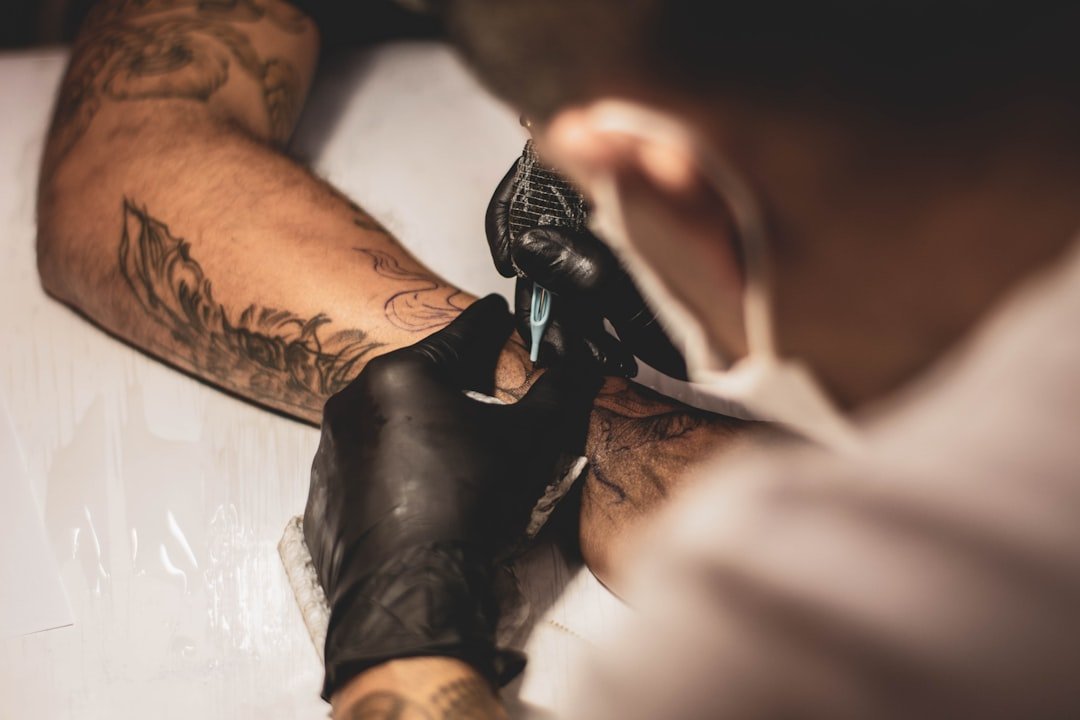 découvrez l'univers fascinant des tatouages : styles, significations, conseils pour choisir le bon design et entretenir votre œuvre d'art sur la peau. plongez dans l'art du tattoo et exprimez votre personnalité avec des créations uniques.