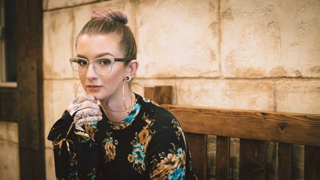 découvrez l'univers des tatouages en forme de goutte d'eau (teardrop tattoos), symboles chargés de sens et d'émotion. apprenez tout sur leur signification, leur histoire et les styles qui les rendent uniques. que vous envisagiez de vous faire tatouer ou simplement curieux, plongez dans cet art corporel intrigant.